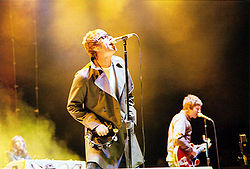 Les frères Gallagher, Liam (chant) et Noel, (guitare) aisni que le claviériste Jay Darlington en arrière-plan.