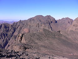 Vue du jbel Ouanoukrim depuis le jbel Toubkal avec ses deux cimes : le Timesguida à gauche et le Ras n'Ouanoukrim à droite.