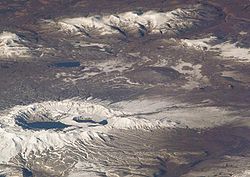 Image satellite de l'Ozernoy libre de neige au centre droit de l'image avec la caldeira de Ksudach en bas à gauche.