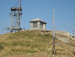 Le mausolée de Josif Pančić et des installations militaires au sommet du Pančićev vrh, en 2007.