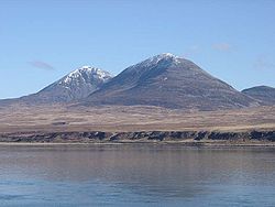 Vue de deux des Paps of Jura depuis Caol Ìla sur Islay.