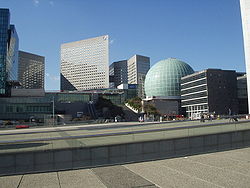 L'entrée du cinéma (au centre de l'image) et l'ancien dôme IMAX (à droite) ; en arrière plan, la tour Pascal