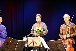 Paul Hillier (au centre) en 2005, avec le Kronos Quartet.