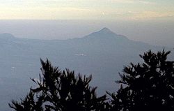 Le mont Penanggungan vu depuis la caldeira de Tengger à l'est.