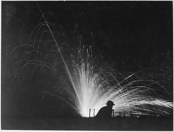 Explosion d'un obus au phosphore (Première Guerre mondiale).