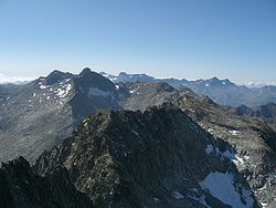 Vue du pic des Trois conseillers (au premier plan) avec le pic Long (au second plan) et en fond le massif du Mont-Perdu.