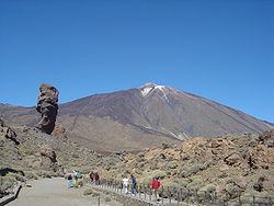 Le Teide enneigé avec le Roque Cinchado au premier plan.