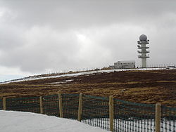 Le sommet de Pierre-sur-Haute, avec les radars, depuis le haut de la Station de ski de Chalmazel.