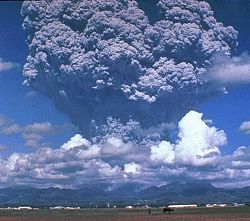 Panache volcanique s'élevant au-dessus du Pinatubo lors de son éruption de 1991.
