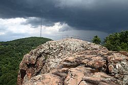 Vue sur le sommet de Pinnacle Rock avec, en arrière-plan en direction du nord, Rattlesnake Mountain