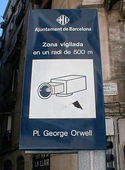 Affiche annonçant la présence de caméras de vidéosurveillance à proximité de la place George Orwell dans le quartier gothique de Barcelone.