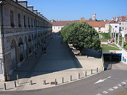 Place de la Mairie et Mairie.jpg
