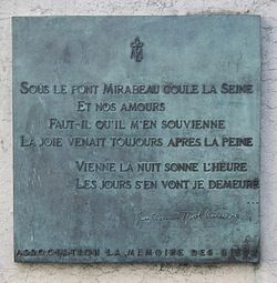 Plaque sur le pont Mirabeau à Paris reproduisant les premiers vers du poème d'Apollinaire ainsi que la signature du poète