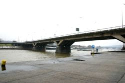 Pont d'Ougrée vu d'en amont rive droite de la Meuse.jpg