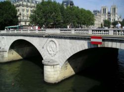 Pont Saint-Michel avec en fond Notre-Dame de Paris