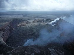 Vue aérienne du Puʻu ʻŌʻō quelques jours avant l'effondrement du fond de son cratère le 5 mars 2011.