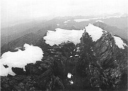 Vue aérienne du Nga Pulu (centre gauche) et du Puncak Jaya (à droite, dégagé des glaces).