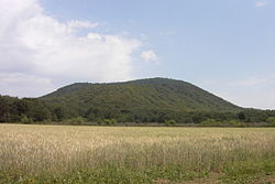 Vue du puy de la Louchadière depuis l'est du hameau de Beauregard, sur la commune de Saint-Ours-les-Roches.