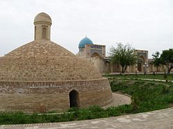 Qarshi Kok Gumbaz Mosque and cistern.JPG