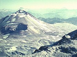 Le pic du Cerro Azul situé derrière le cratère Quizapu qui fut formé par des éruptions au XXe siècle.