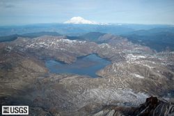 Vue aérienne du lac Spirit en février 2005 avec le mont Rainier au dernier plan.
