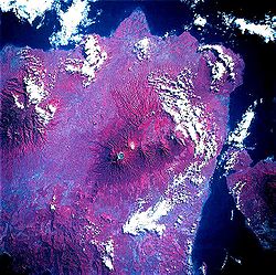Image satellite de l'Ijen (caldeira et cônes volcaniques au sud) accolé au Raung (cratère gris).