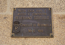 Plaque apposée sur une façade dans la ville de Redondela : Ici a vécu le musicien et compositeur Reveriano Soutullo