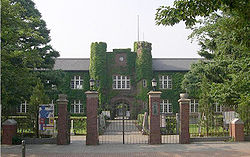 Rikkyo University Ikebukuro campus main entrance 20050715.jpg