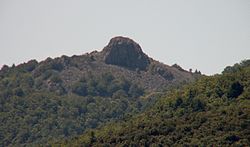 Vue du roc du Puits de la Neige depuis le Vila à Reynès