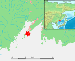 Le détroit est au nord de l'île Rousski (en rouge).