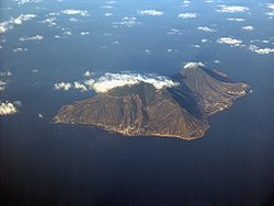 Vue aérienne du Monte Fossa delle Felci (au premier plan, devant le Monte dei Porri)