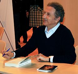 Michel Drucker au salon du livre de Paris en mars 2011.