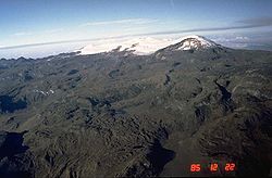 Vue du Santa Isabel depuis le Nevado del Ruiz situé au nord-est.