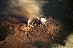 Image satellite du Chiveloutch en éruption le 10 juillet 2007 avec le Stary Chiveloutch (à droite du panache volcanique) et du Molodoy Chiveloutch (au pied du panache volcanique).