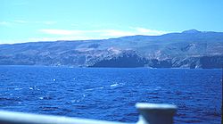 L'île Socorro et le mont Evermann vus depuis la mer.