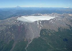 Vue aérienne du volcan en direction du sud.
