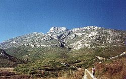Le sommet du Garlaban vu depuis la route de Lascours, près d'Aubagne