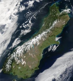 Image satellite des sommets enneigés des Alpes du Sud.