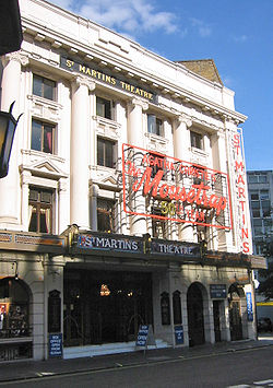 La façade du St Martin's Theatre, à Londres, où La Souricière est jouée sans interruption depuis le 25 mars 1974, après 21 ans de représentations à l'Ambassadors Theatre.