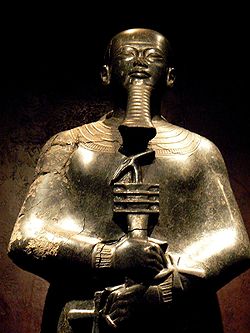 « Immenso Fthà ! » Le « Tout puissant Ptah » invoqué par le chœur du finale. Statue du dieu égyptien trouvée à Thèbes. XVIIIe dynastie égyptienne, règne d'Aménophis III. Musée égyptien de Turin.