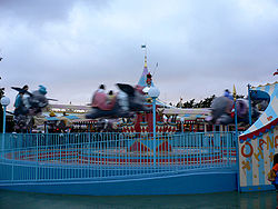 Version "augmentée" de Dumbo the Flying Elephant à Disneyland.