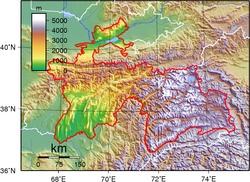 Le système de l'Alaï est visible au centre de cette carte du Tadjikistan. Il s'étend horizontalement d'est en ouest. La moitié orientale de ce système constitue les monts Alaï proprement dits, longés au sud par la vallée d'Alaï. La moitié occidentale de cette longue barrière est formée de la double chaîne des monts Turkestan au nord et monts Zeravchan au sud, enserrant l'étroite vallée de la rivière Zeravchan. La vaste dépression située au nord du système de l'Alaï est la vallée de Ferghana.