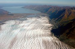 Vue aérienne de l'extrémité du glacier Tazlina avec le lac Tazlina.