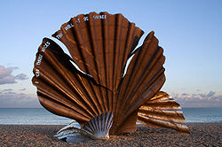Monument dédié à Britten sur la plage d'Aldeburgh avec pour inscription cette phrase extraite de l'opéra Peter Grimes : « I hear those voices that will not be drowned »