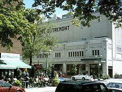 Le Théâtre Outremont sur la rue Bernard avoisine les terrasses des restaurants.