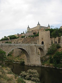 L'Alcázar de Tolède et le pont d'Alcántara sur le Tage.
