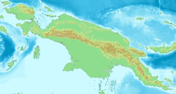 Carte topographique de la Nouvelle-Guinée avec la chaîne Centrale qui la traverse d'est en ouest.