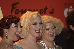 Trois femmes enjouées Kitten on the Keys, Mimi Le Meaux, et Miss Dirty Martini lors de la cérémonie des César
