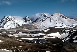 Vue du Trident avec ses différents sommets depuis la vallée des Dix Mille Fumées.