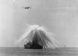 Explosion d'un obus au phosphore (Première Guerre mondiale).